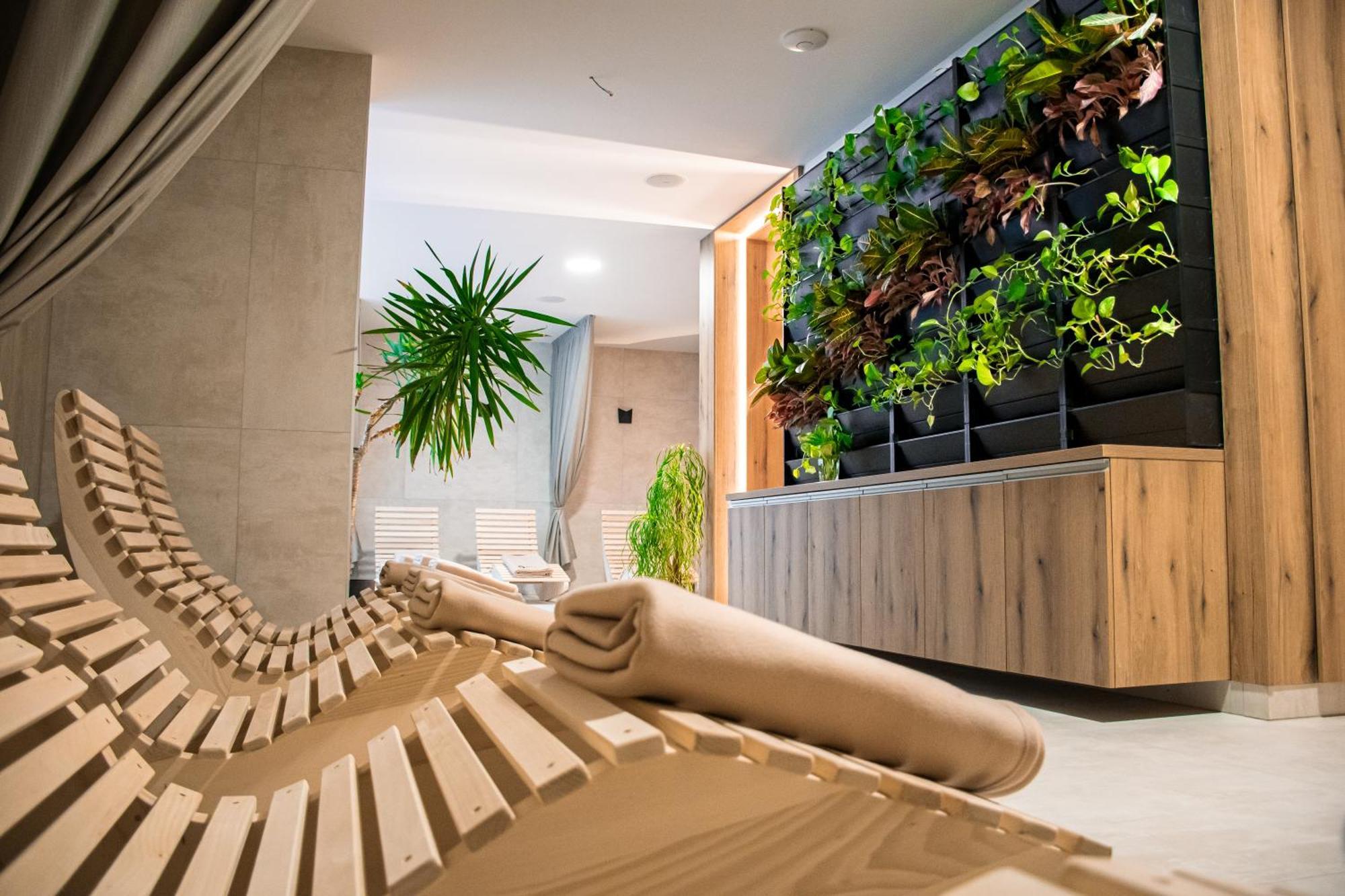 Rm Hotel Wellness & Congress Prievidza Exteriör bild