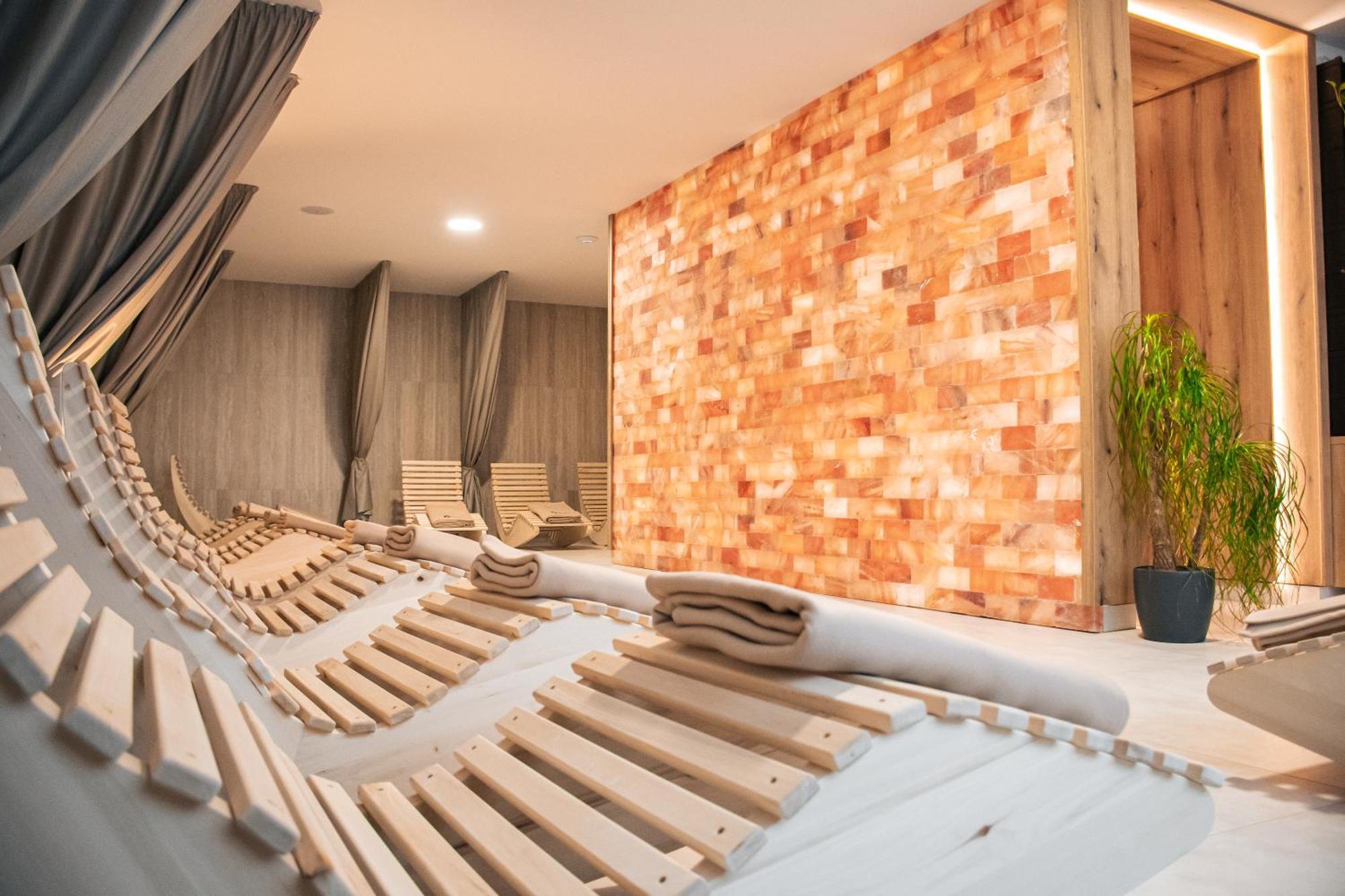 Rm Hotel Wellness & Congress Prievidza Exteriör bild