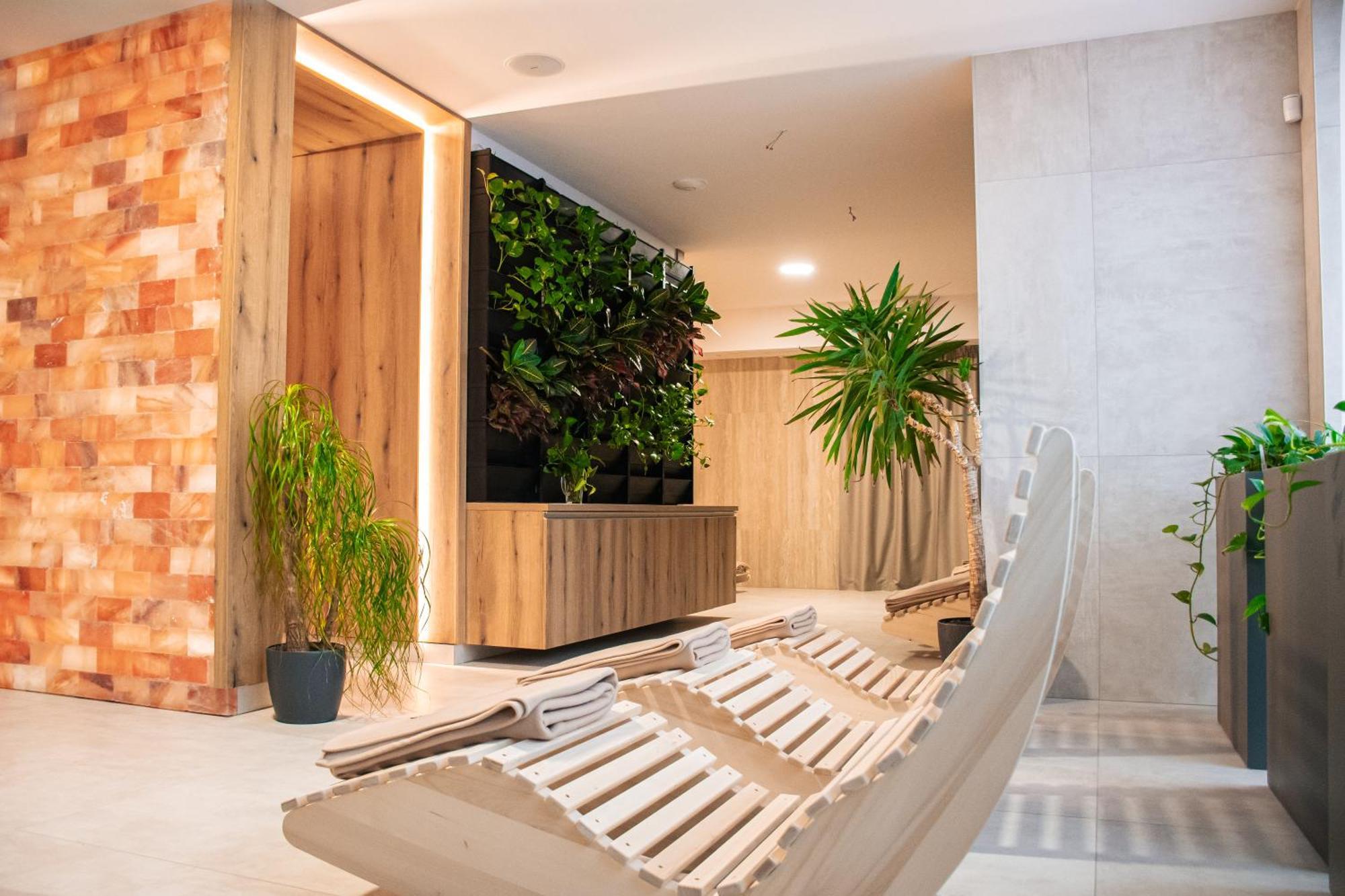 Rm Hotel Wellness & Congress Prievidza Exteriör bild
