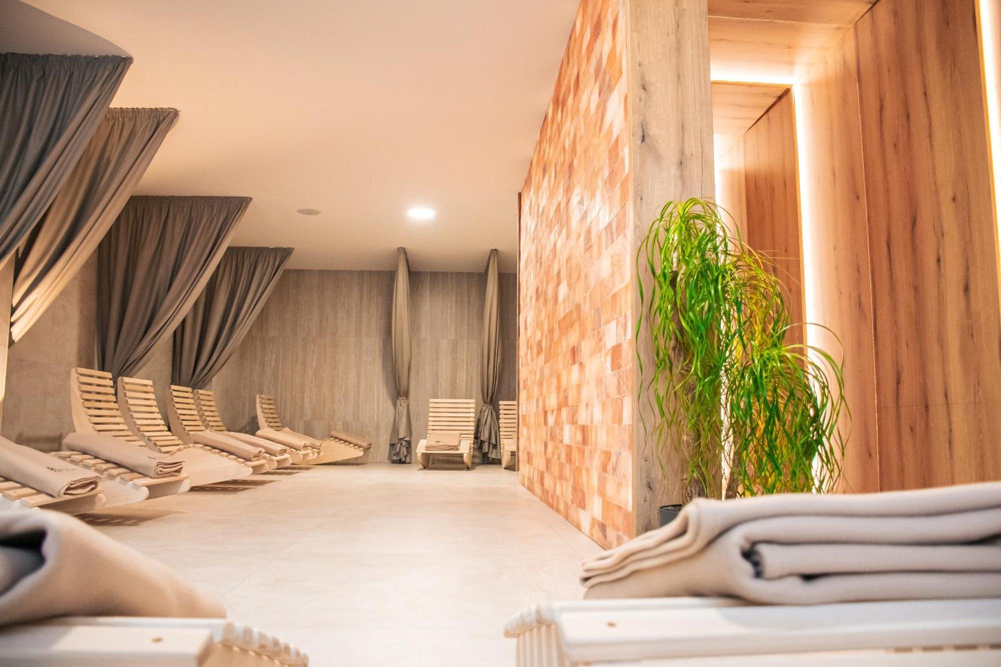 Rm Hotel Wellness & Congress Prievidza Exteriör bild