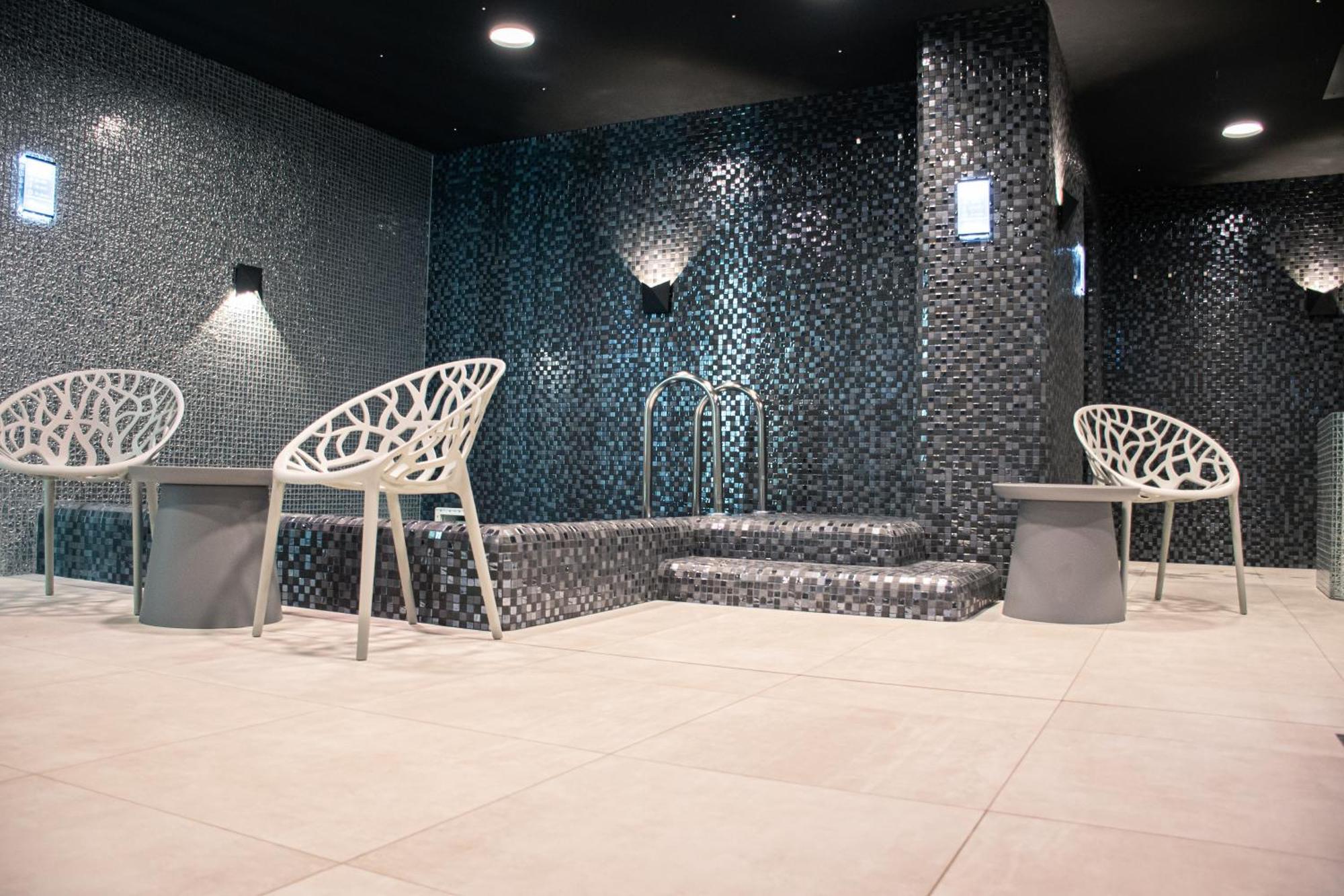 Rm Hotel Wellness & Congress Prievidza Exteriör bild