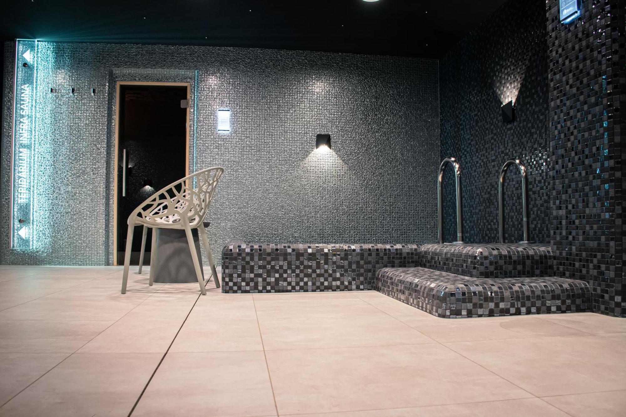 Rm Hotel Wellness & Congress Prievidza Exteriör bild