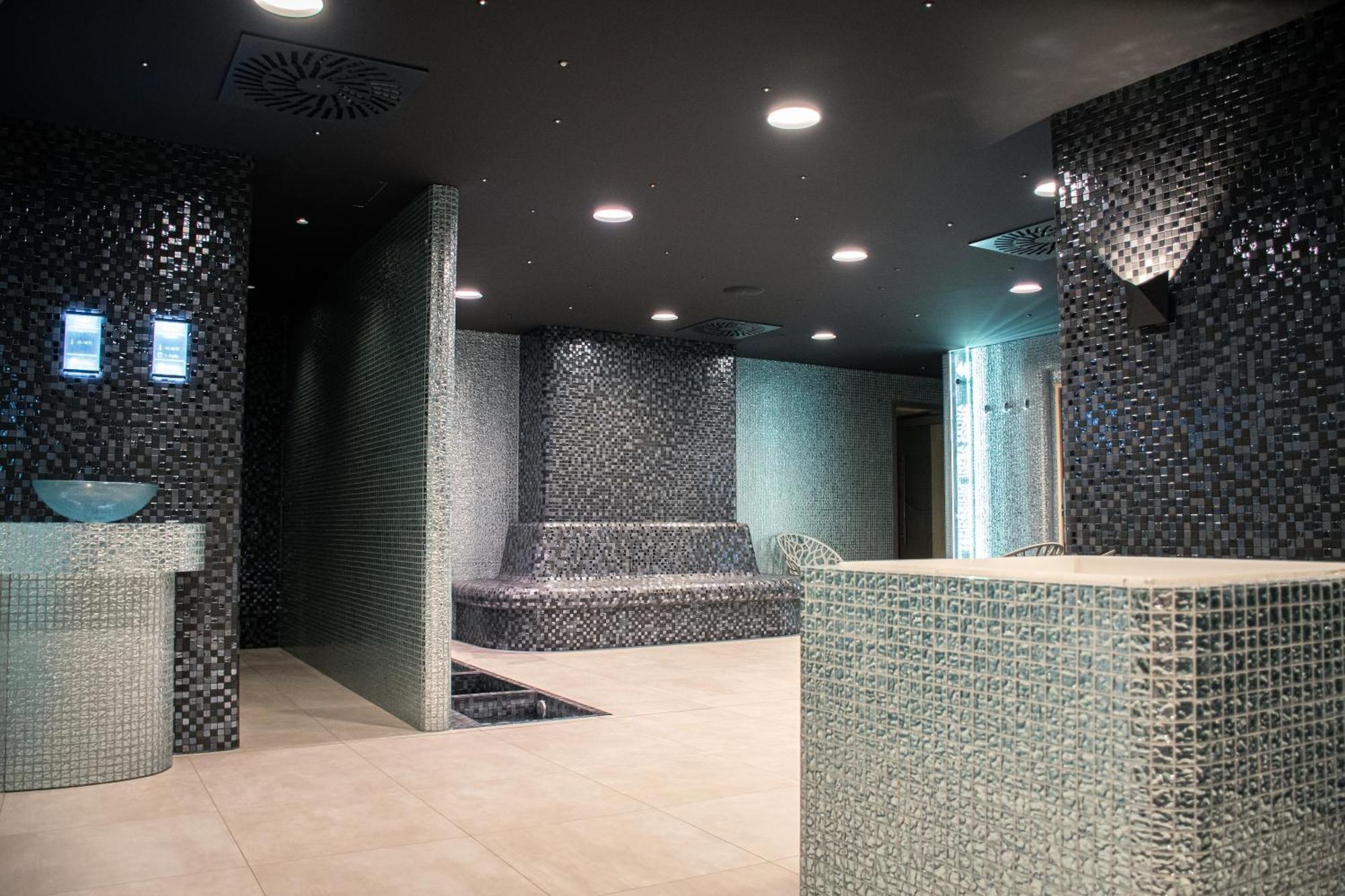 Rm Hotel Wellness & Congress Prievidza Exteriör bild