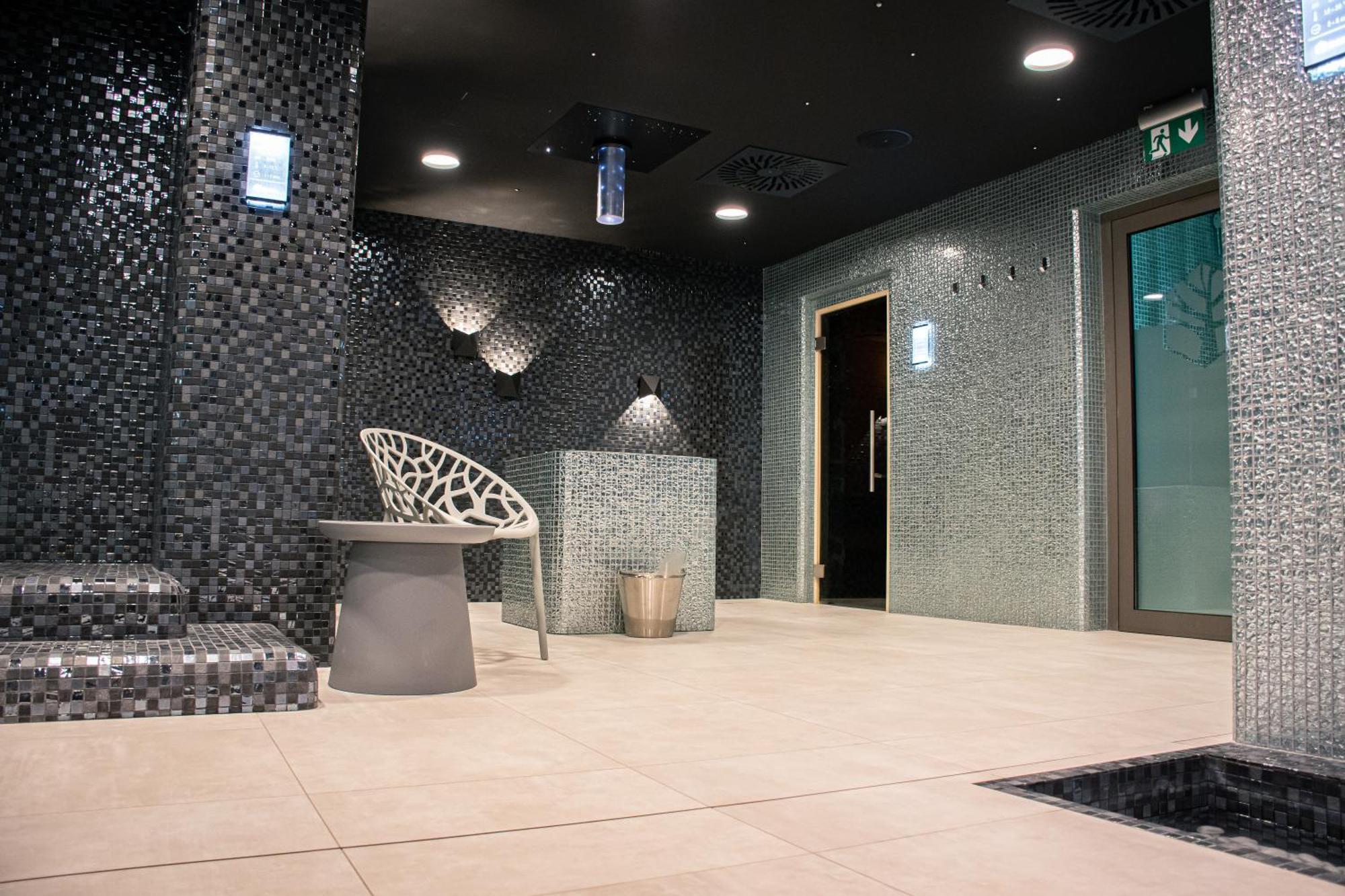 Rm Hotel Wellness & Congress Prievidza Exteriör bild