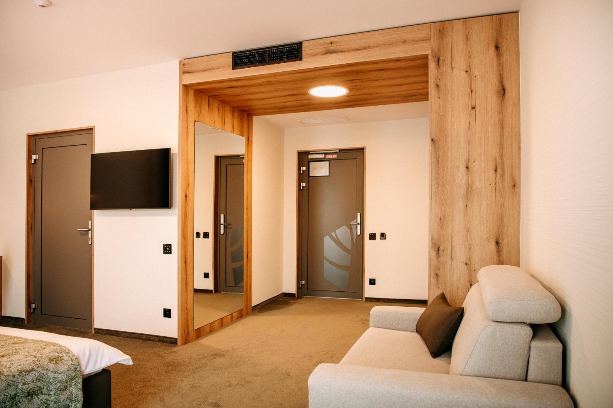 Rm Hotel Wellness & Congress Prievidza Exteriör bild