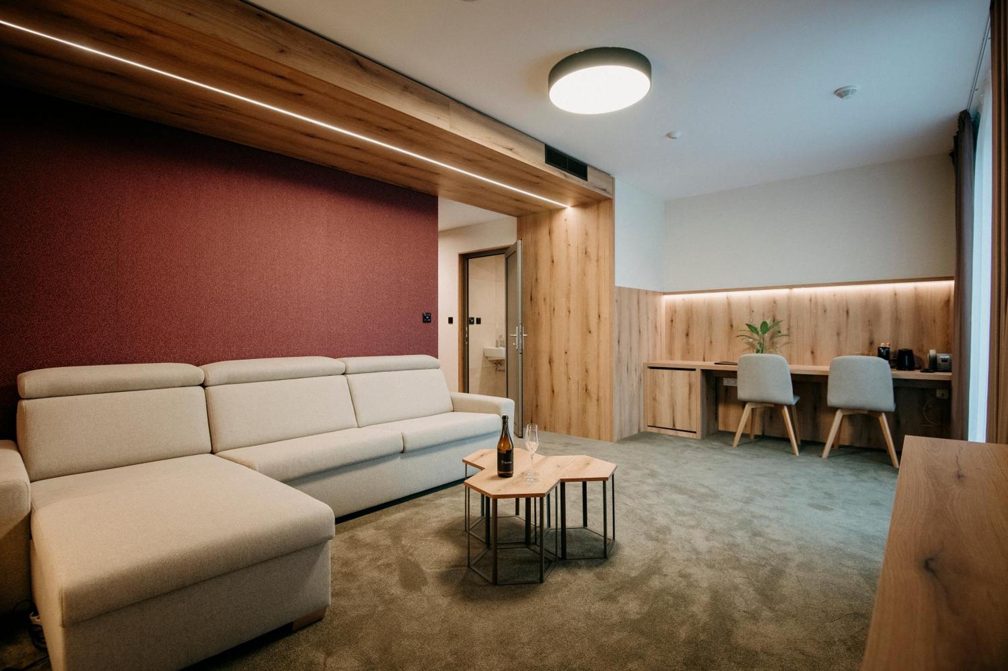 Rm Hotel Wellness & Congress Prievidza Exteriör bild