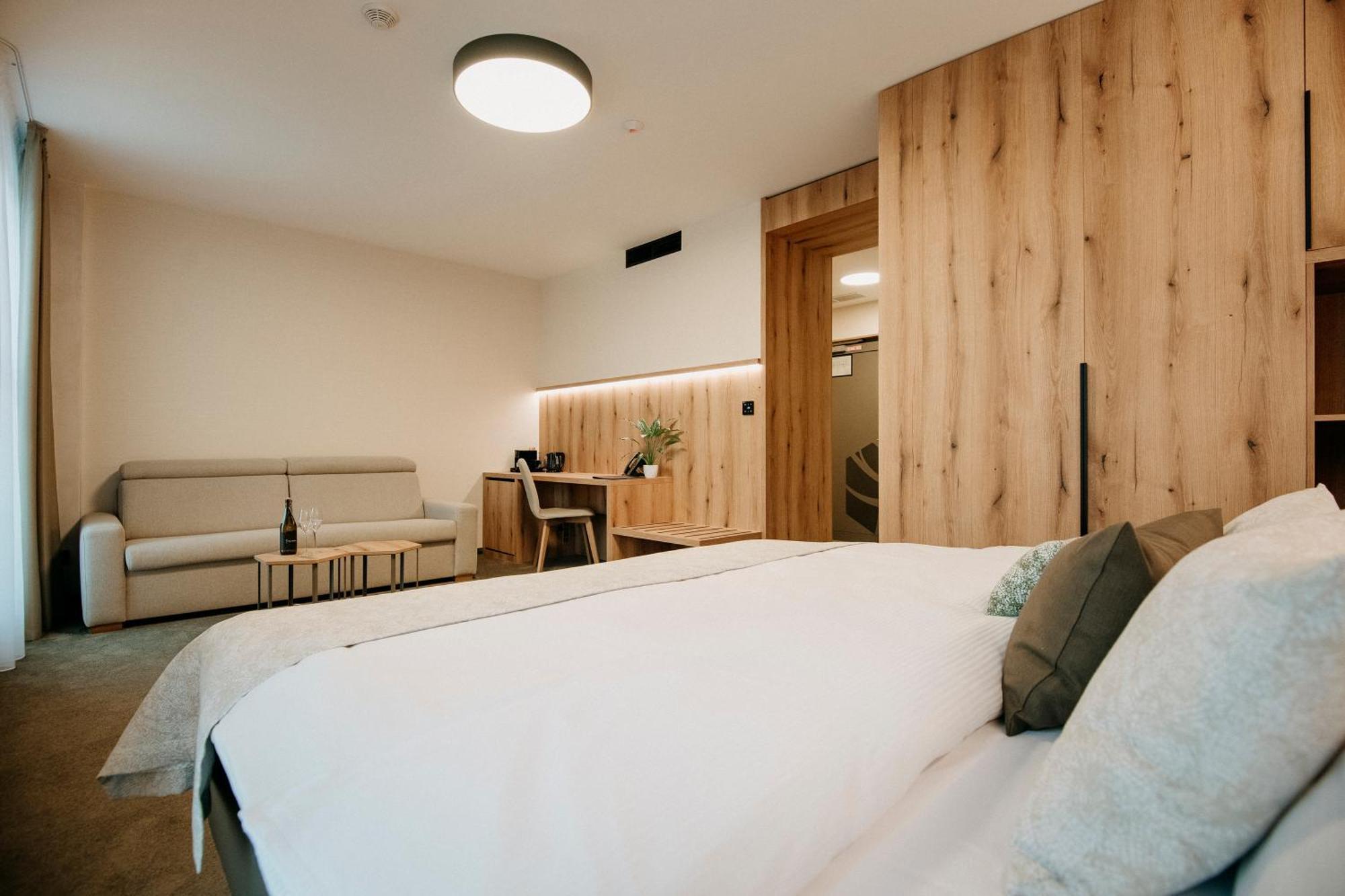 Rm Hotel Wellness & Congress Prievidza Exteriör bild