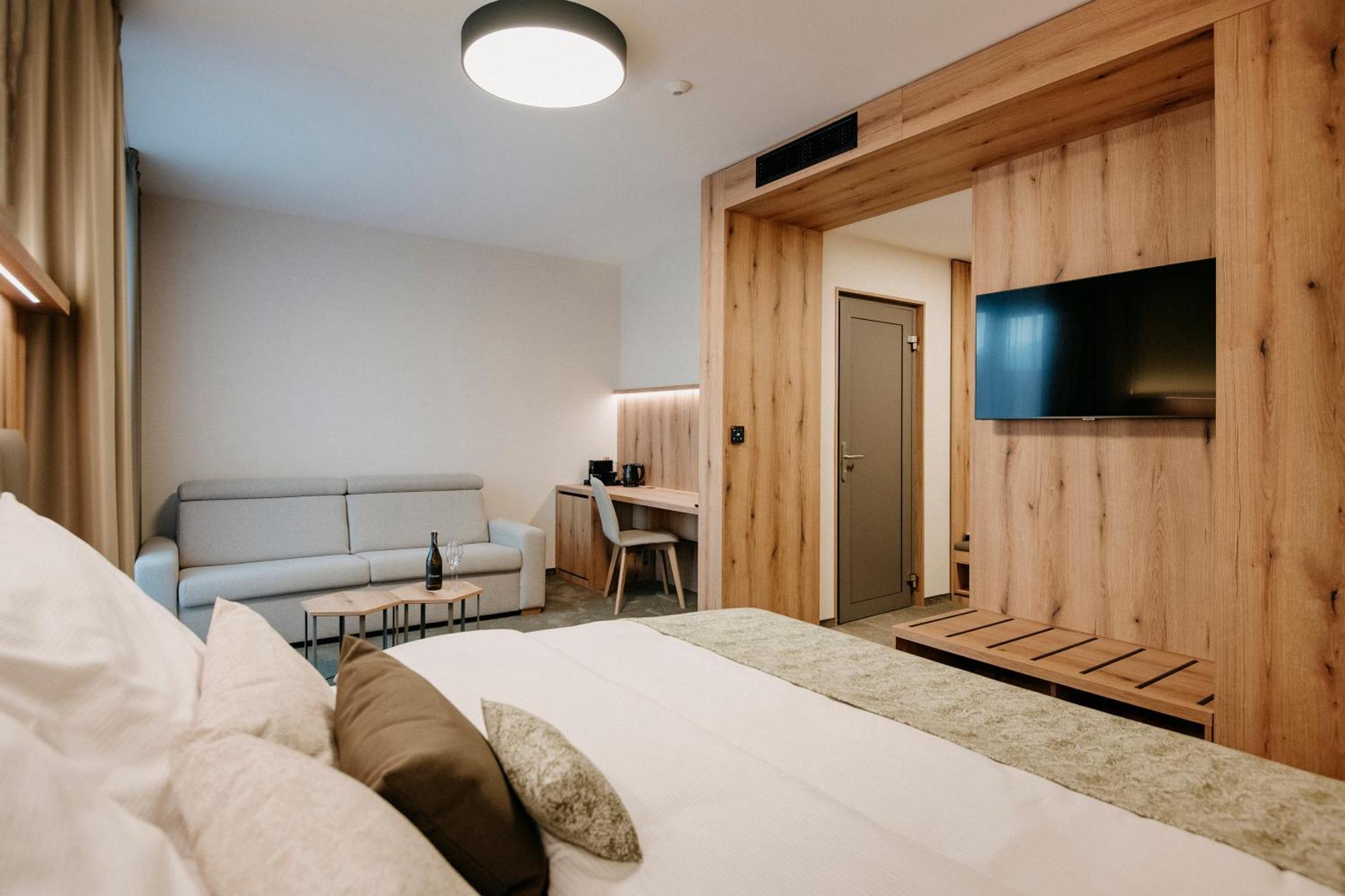 Rm Hotel Wellness & Congress Prievidza Exteriör bild
